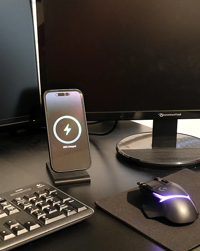 iPhone in carica sull'HPER, su una scrivania