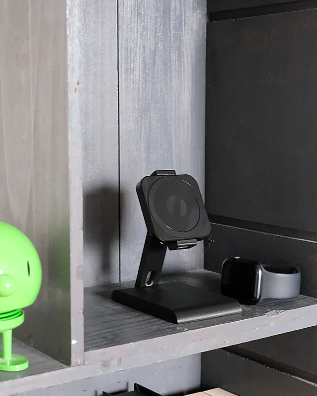 HPER su una mensola con un Apple Watch