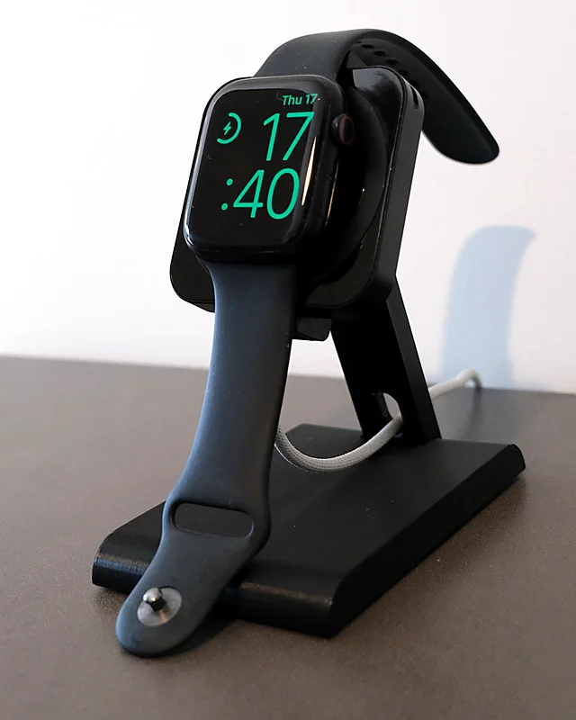 Apple Watch in carica sull'HPER, su un comodino